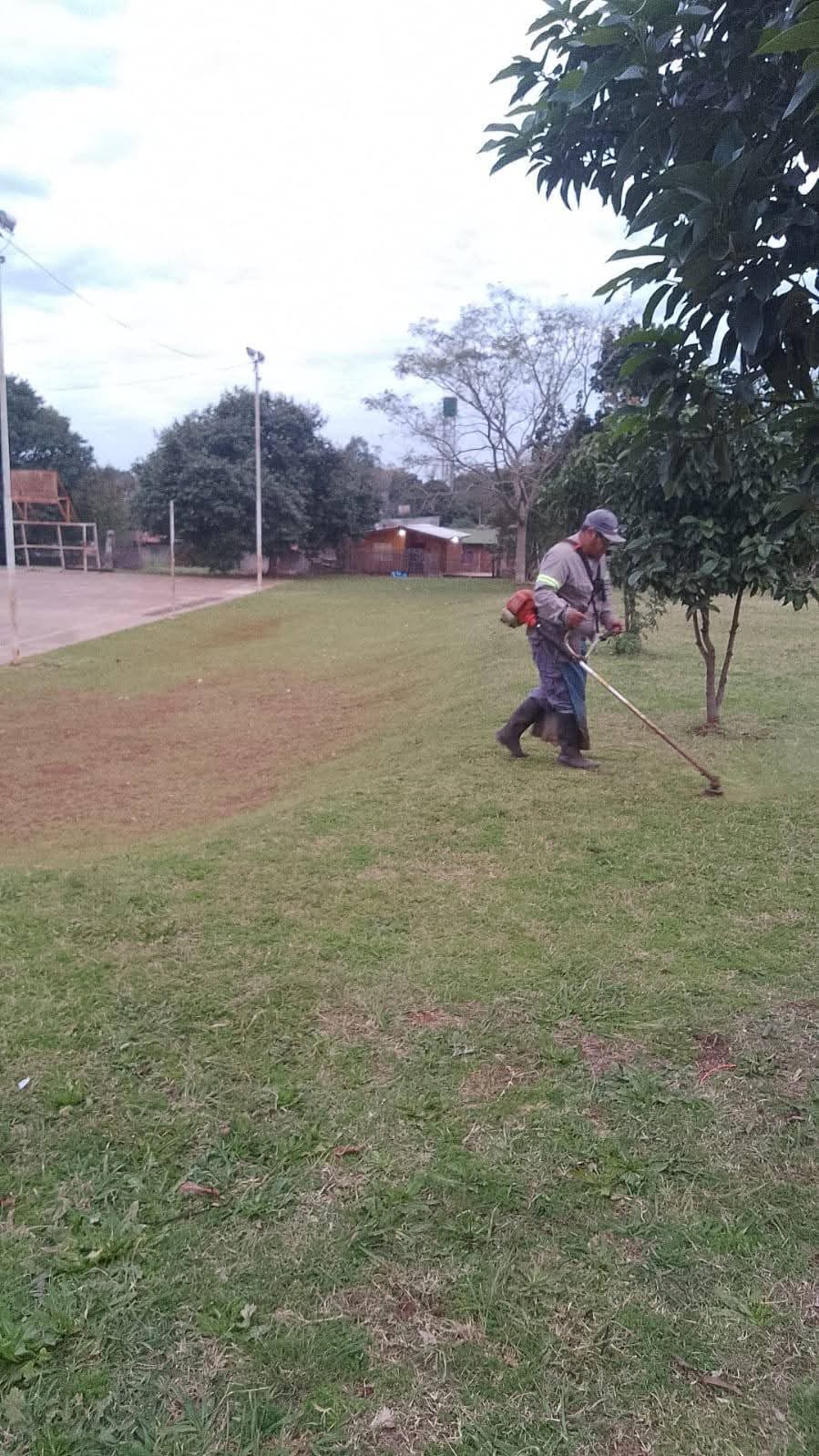 Continúan los trabajos de limpieza y mantenimiento en la costanera de Eldorado